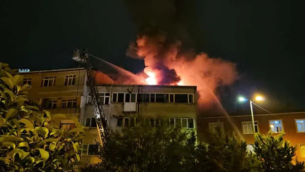 Beyoğlu'nda Çatı Yangını! Alevler Yükseldi, Bina Tahliye Edildi!