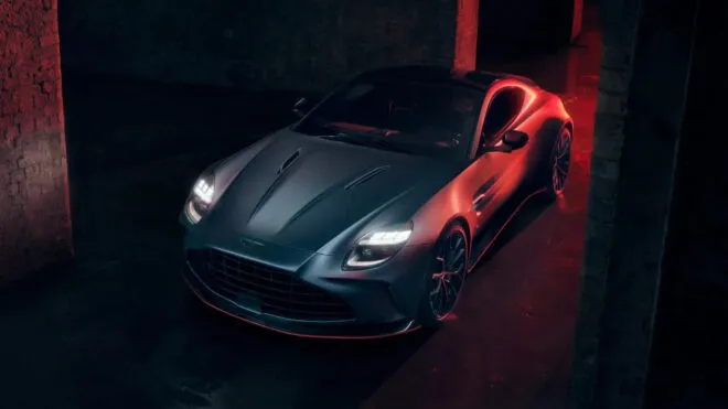 Aston Martin Vantage S: 671 Beygir Gücüyle Şov Başladı!