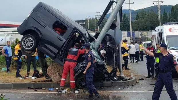 Araç direğe çarpıp havada asılı kaldı