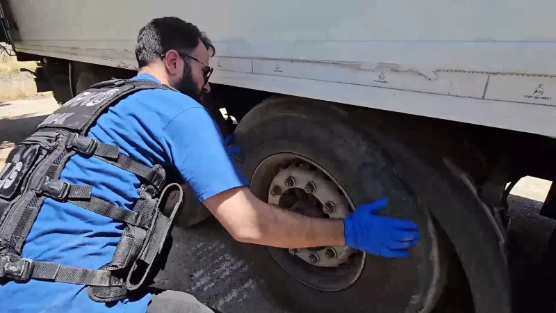 Araçtaki 30 kilogram uyuşturucuyu 'Hektor' buldu