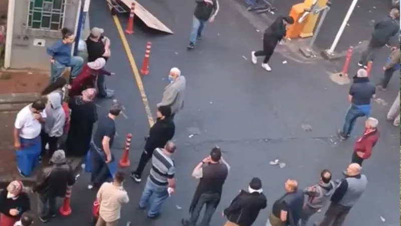 Bayrampaşa'da polisin kavgaya biber gazlı müdahalesi pazardaki vatandaşları etkiledi