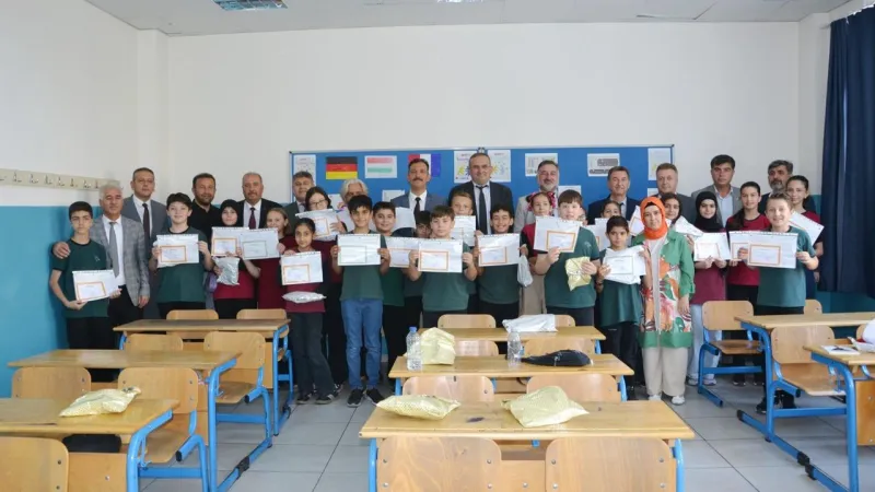 Ders paydos yaşasın tatil: Manisa’da 270 bin öğrenci karne sevinci yaşadı