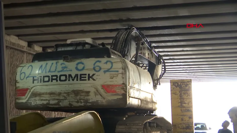 Elazığ'da TIR Kazası! Alt Geçit İş Makinesiyle Felç Oldu