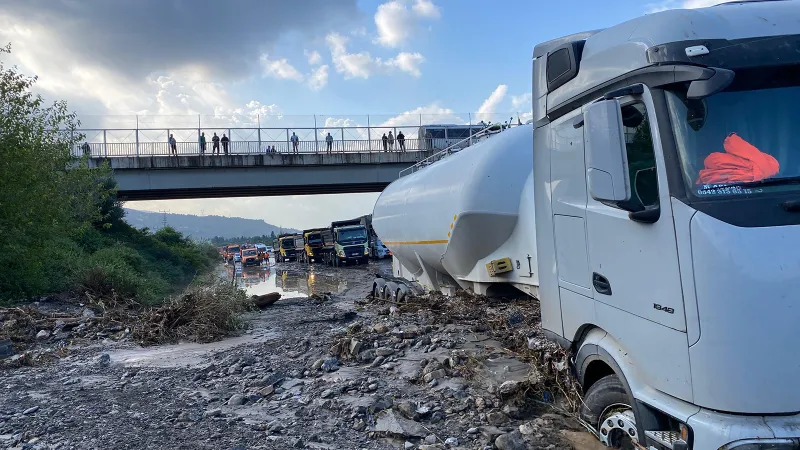 Hatay'da kuvvetli sağanak: Otoyol ulaşıma kapatıldı, araçlar mahsur kaldı
