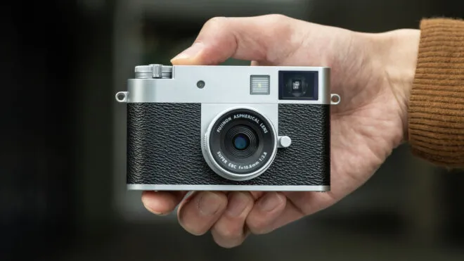İlginç kompakt fotoğraf makinesi “Fujifilm X half” tanıtıldı