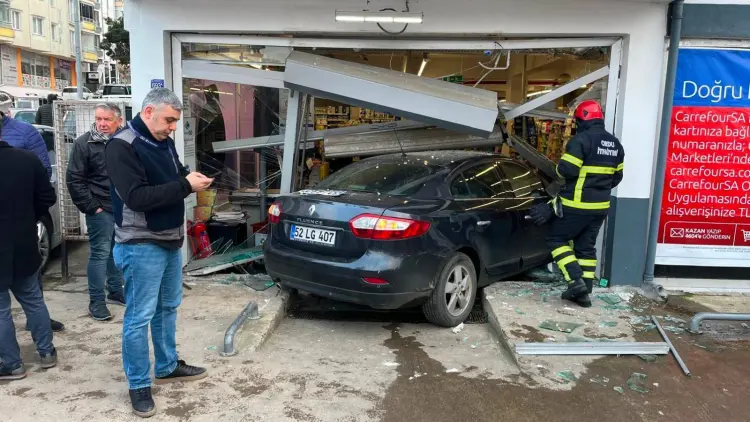 Ordu'da otomobilin markete girdiği kazada 3 kişi yaralandı