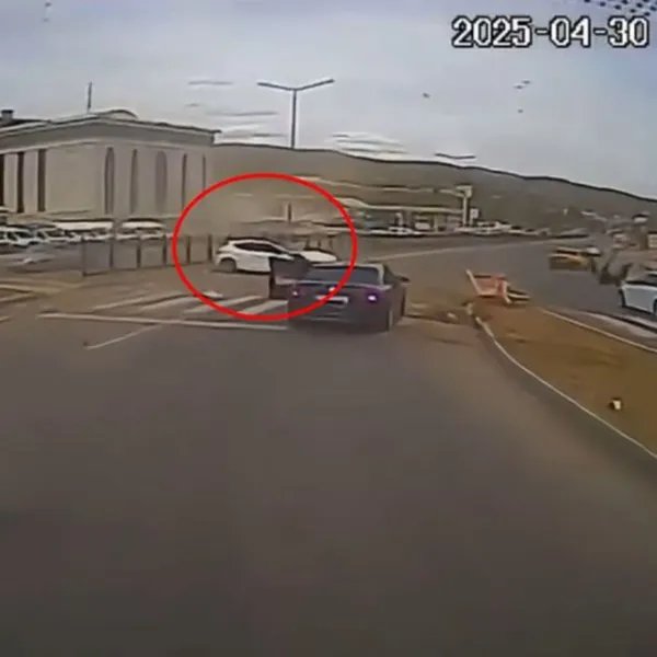 Bingöl'de Feci Kaza! Otomobil Refüje Çarptı, Sürücü Yaralı!