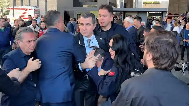Özgür Özel'e Saldırı: Selvi'den Şok İddia! Arkasında Kimler Var?