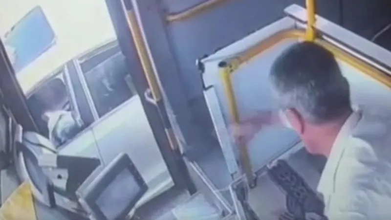Otobüs şoförüne silahla saldırı! O anlar kamerada