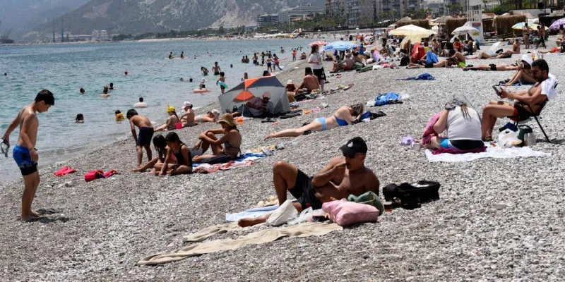 Sıcak havadan bunalanlar sahile akın etti: Görüntüler yazı aratmadı