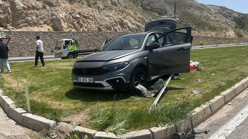 Sivas'ta 2 otomobil çarpıştı: 3'ü çocuk, 6 yaralı