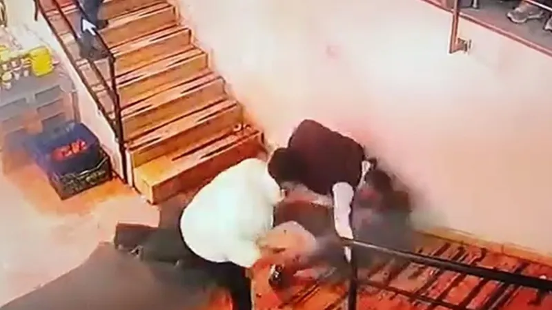 Tartıştıkları kişiyi öldüresiye dövdüler: O anlar kamerada