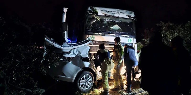 Tır ile otomobil çarpıştı, araçta sıkışan sürücü hayatını kaybetti