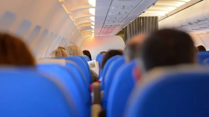 Uçaklarda yeni düzenleme: Kemer ikaz ışığı sönmeden ayağa kalkanlara para cezası geliyor
