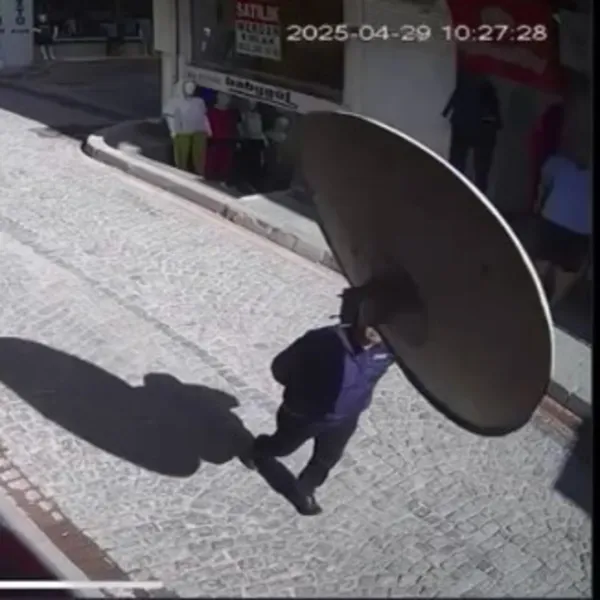 Fatih'te Şok! Yürüyen Adamın Üzerine Çanak Anten Düştü!